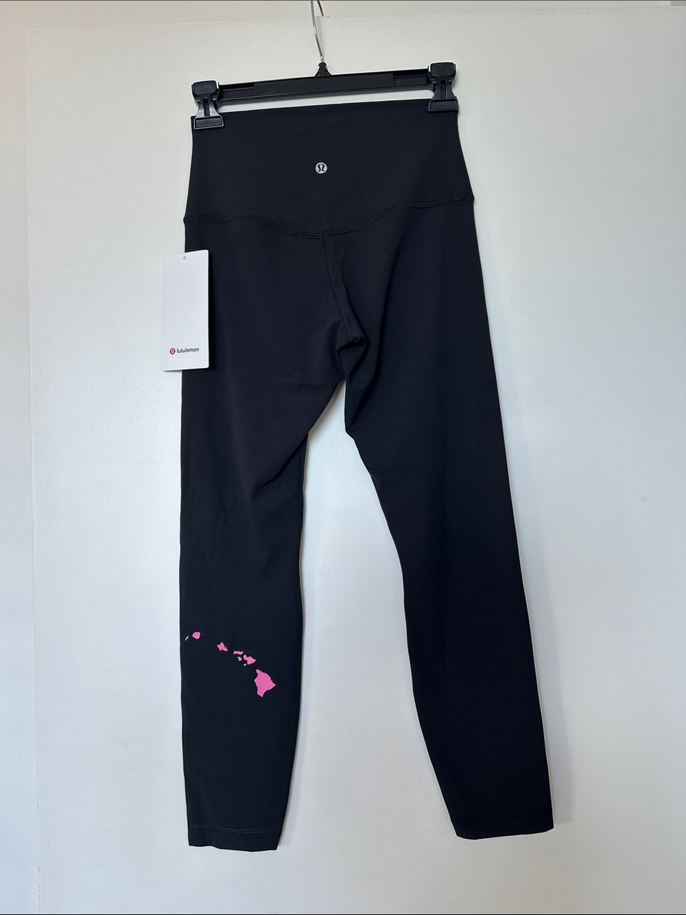 Lululemon 6 Black Align Leggings with Pink Hawaiian Islands Exclusive to Hawaii
